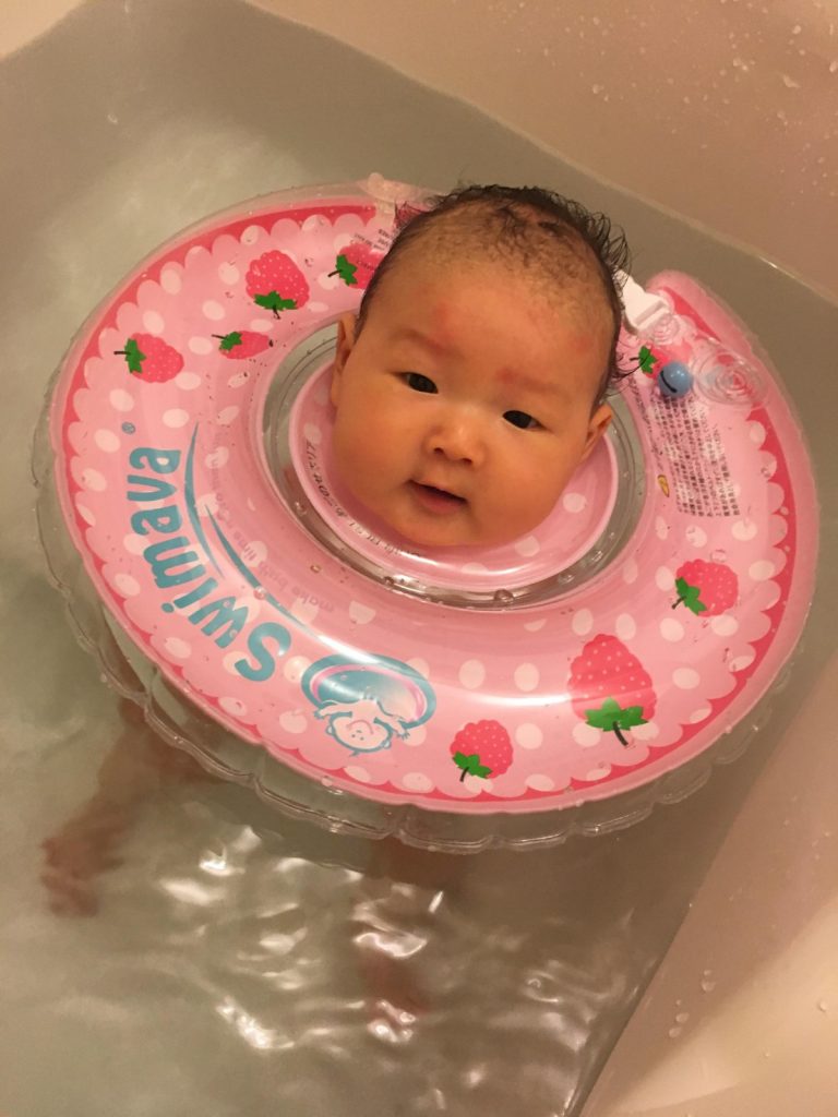 首の浮き輪をつけてお風呂