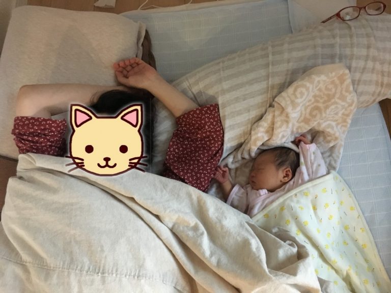 同じ格好をして眠る親子