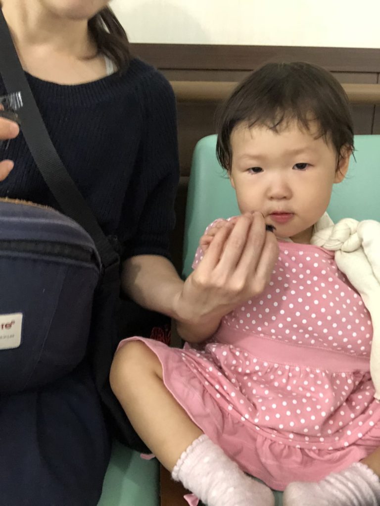 肘が折れても、ねねこは元気です