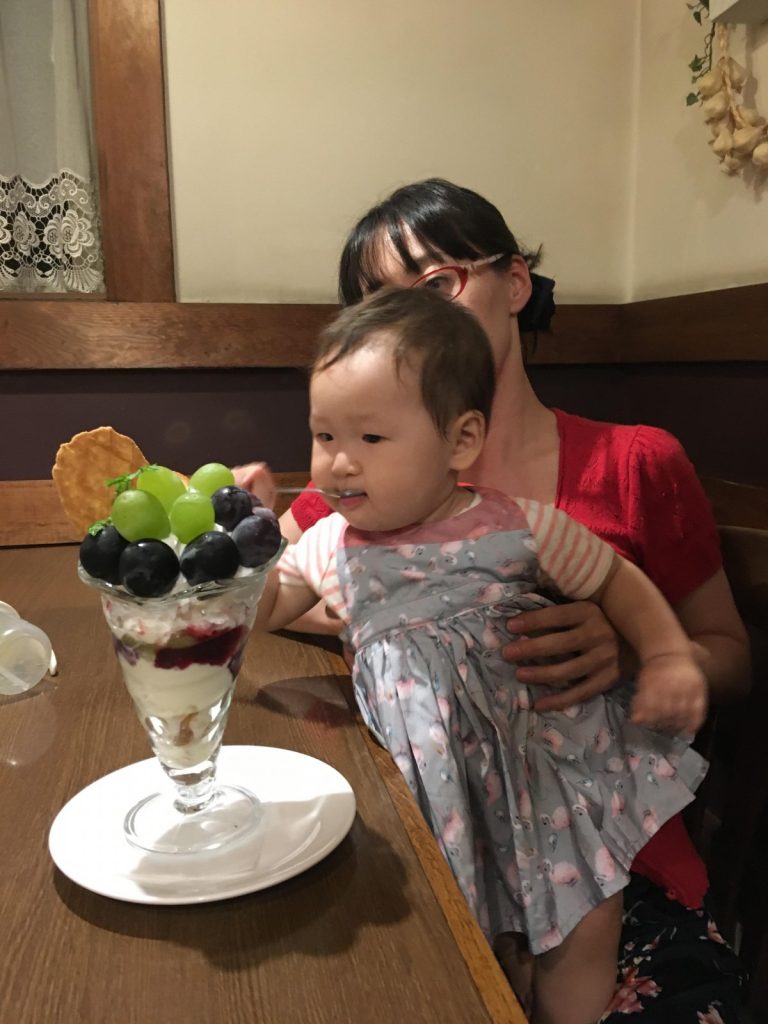 ぶどうを狙うねねちゃん