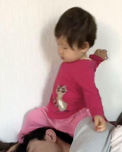 パパの頭を通り過ぎるねねちゃん