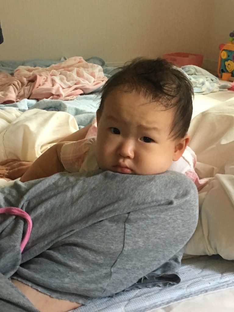 ママの膝の上