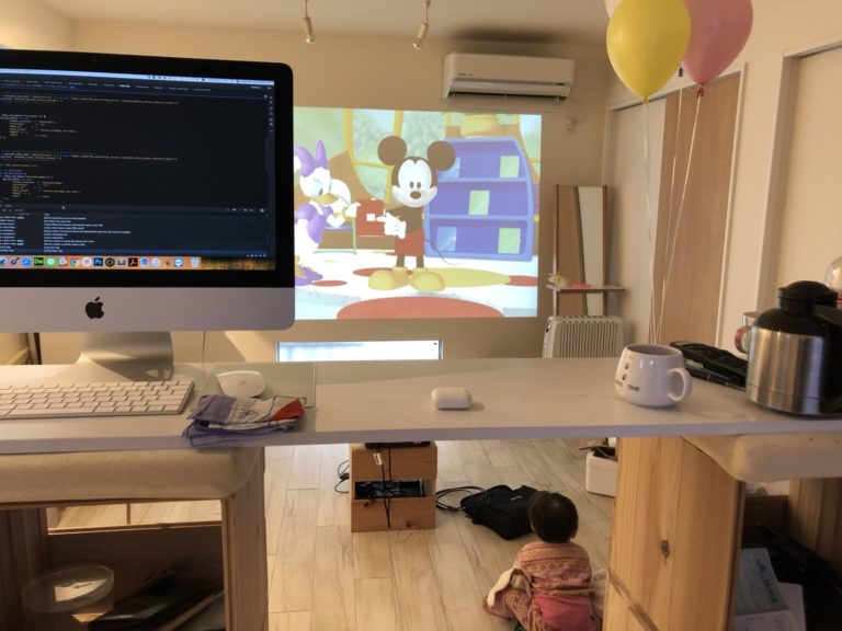プロジェクターを使って、壁の大きなミッキーマウスと遊ぶ