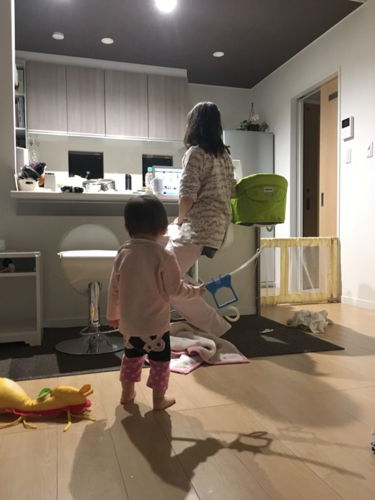 凶器を持ってままに忍び寄るねねちゃん