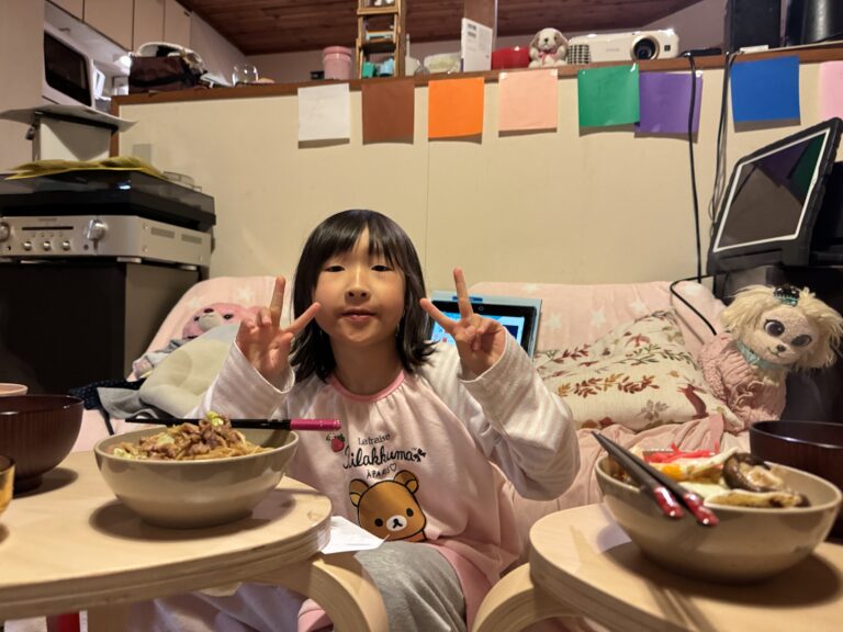 「足が痛いからマッサージしてほしい」という娘の足をほぐす