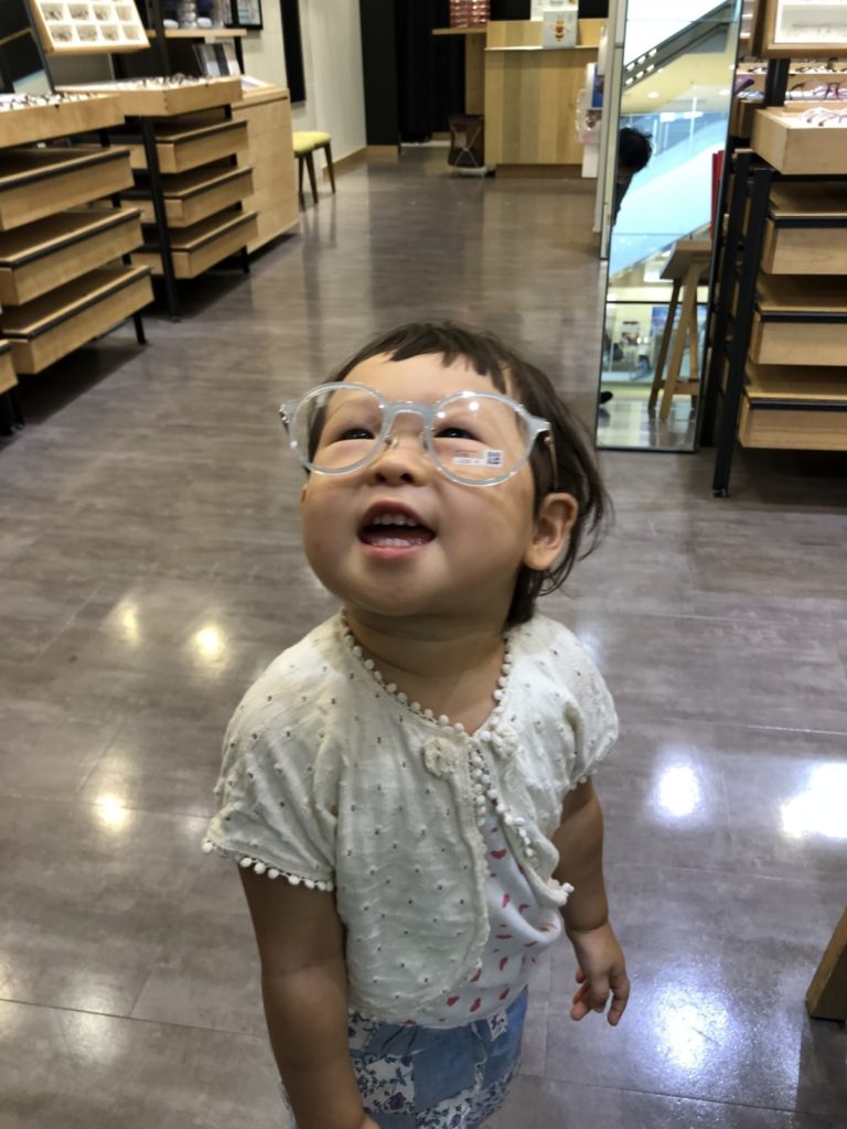 ママのメガネを買いに行くよ